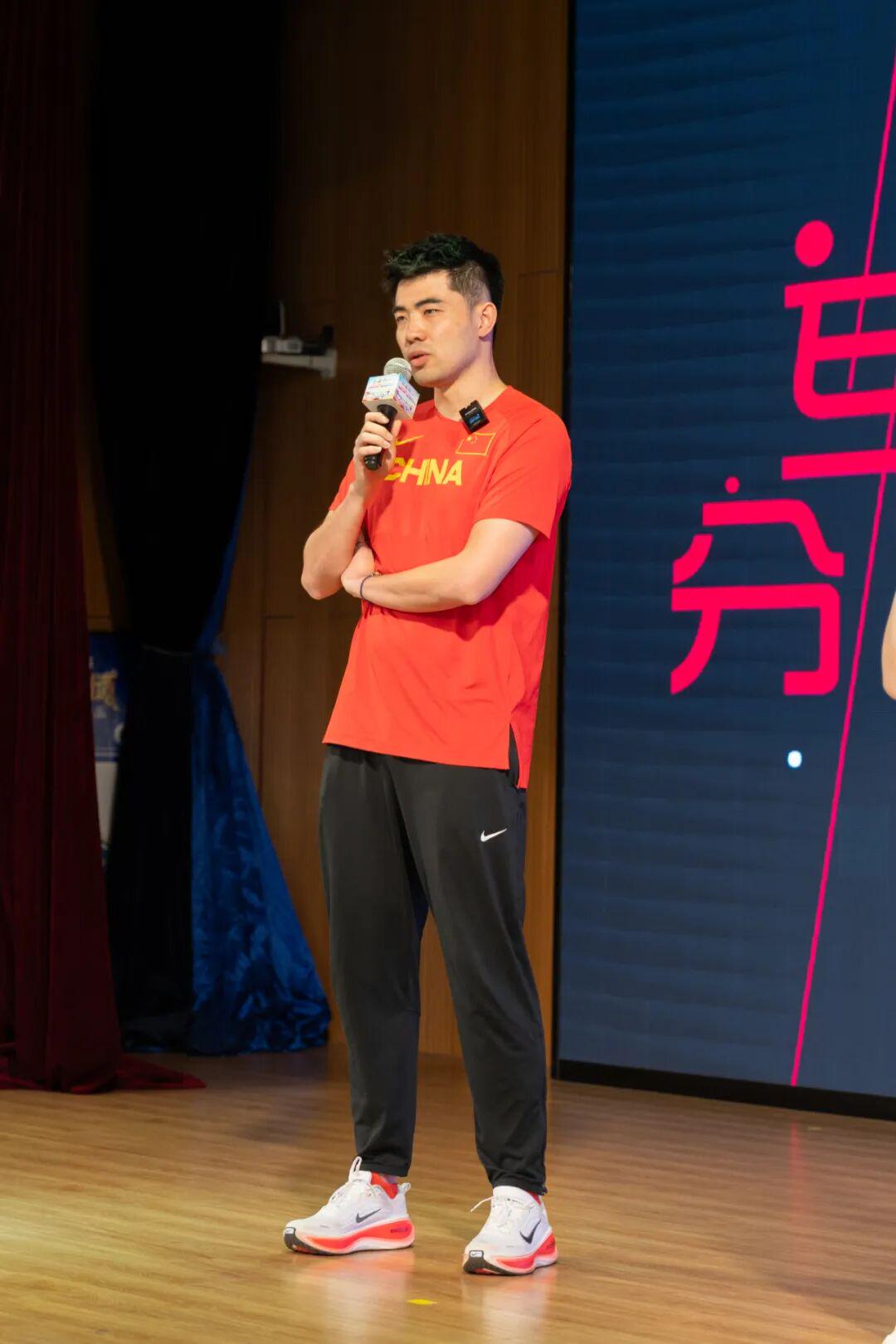 唱作人名人堂演讲金句频出 自曝沙哑真凶尼克斯球迷身份实锤
