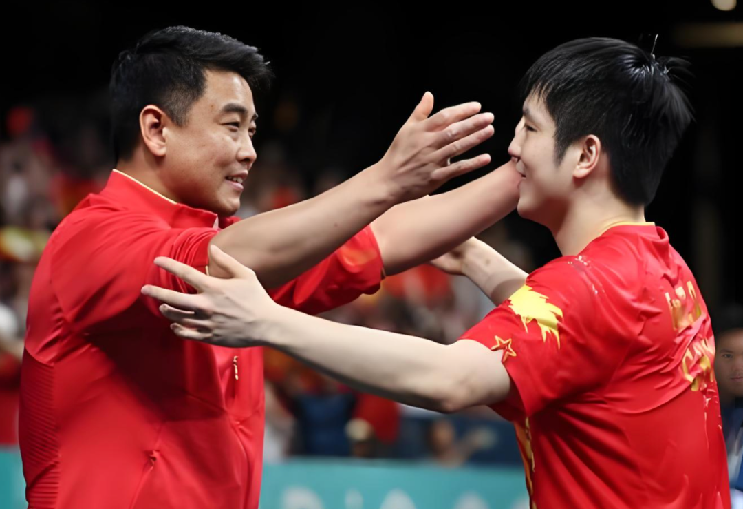 尼克斯队时隔53年NBA再夺冠,中锋罗宾逊晒比赛前酒店抓蛇视频