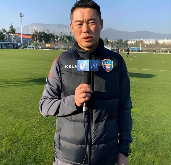 记者：费内巴切仍在和曼城谈阿克转会费，预计700万+150万镑